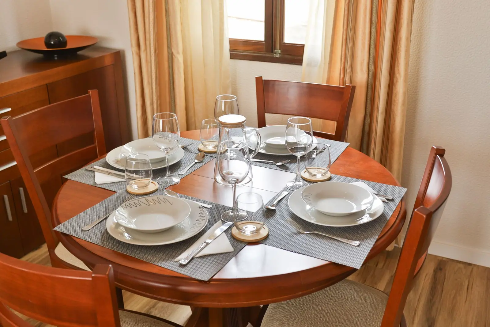 Mesa de jantar posta para seis