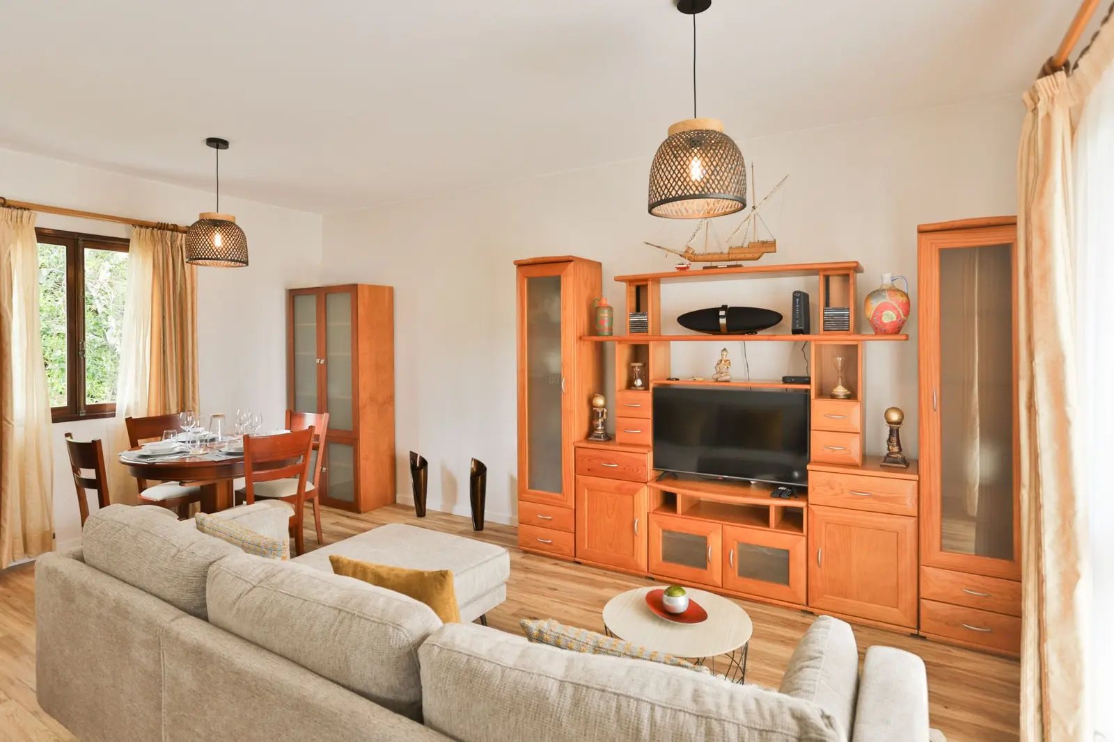 Sala de estar com televisão