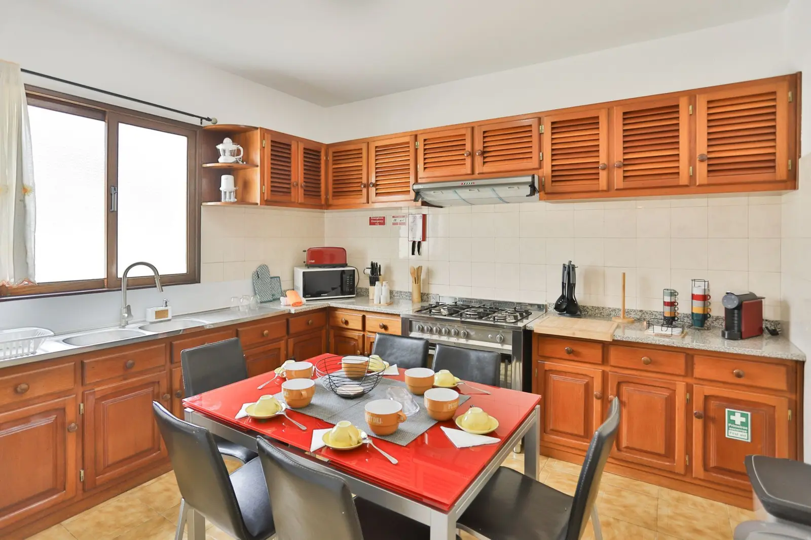 Cozinha equipada com mesa de refeições