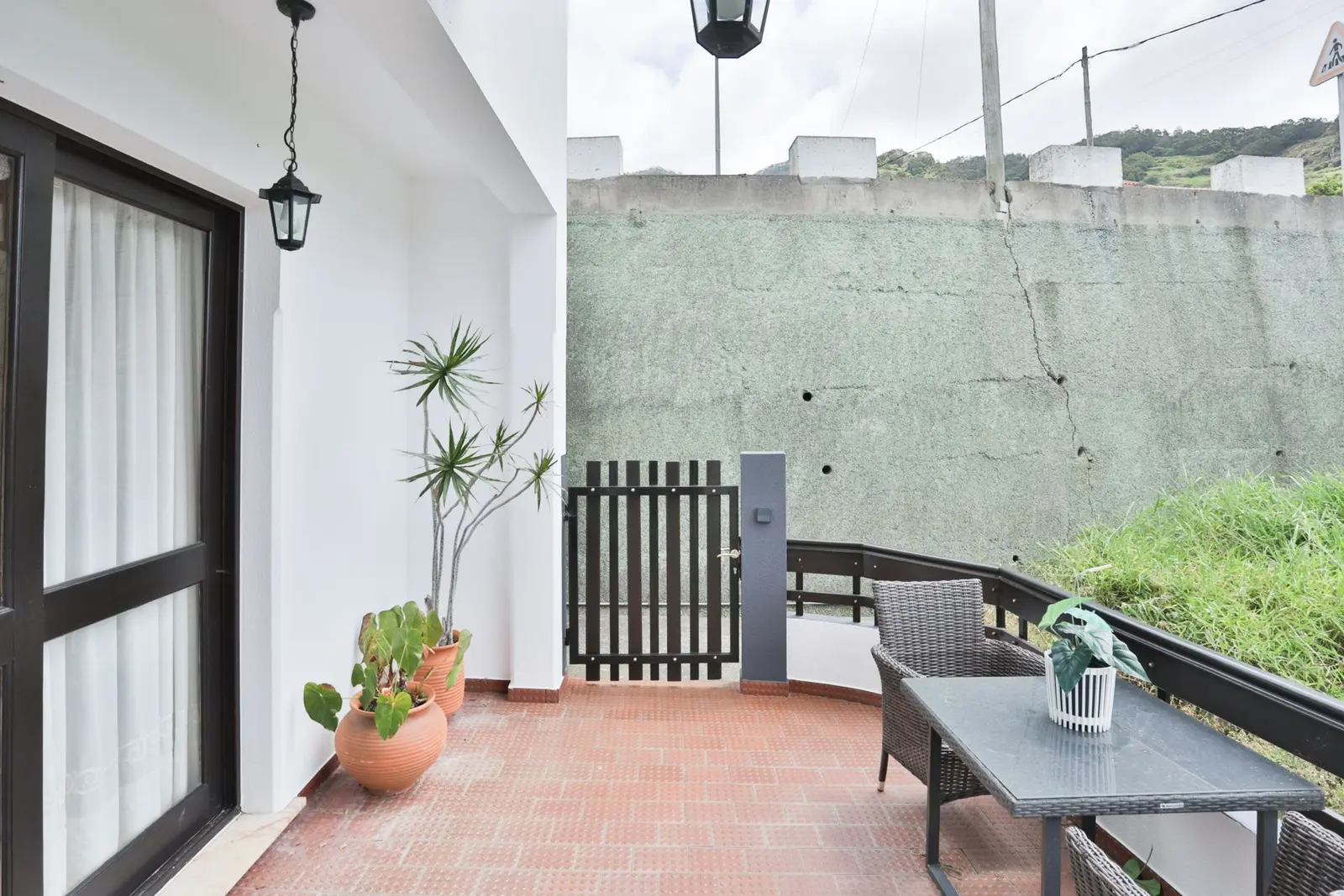 Pátio exterior com plantas
