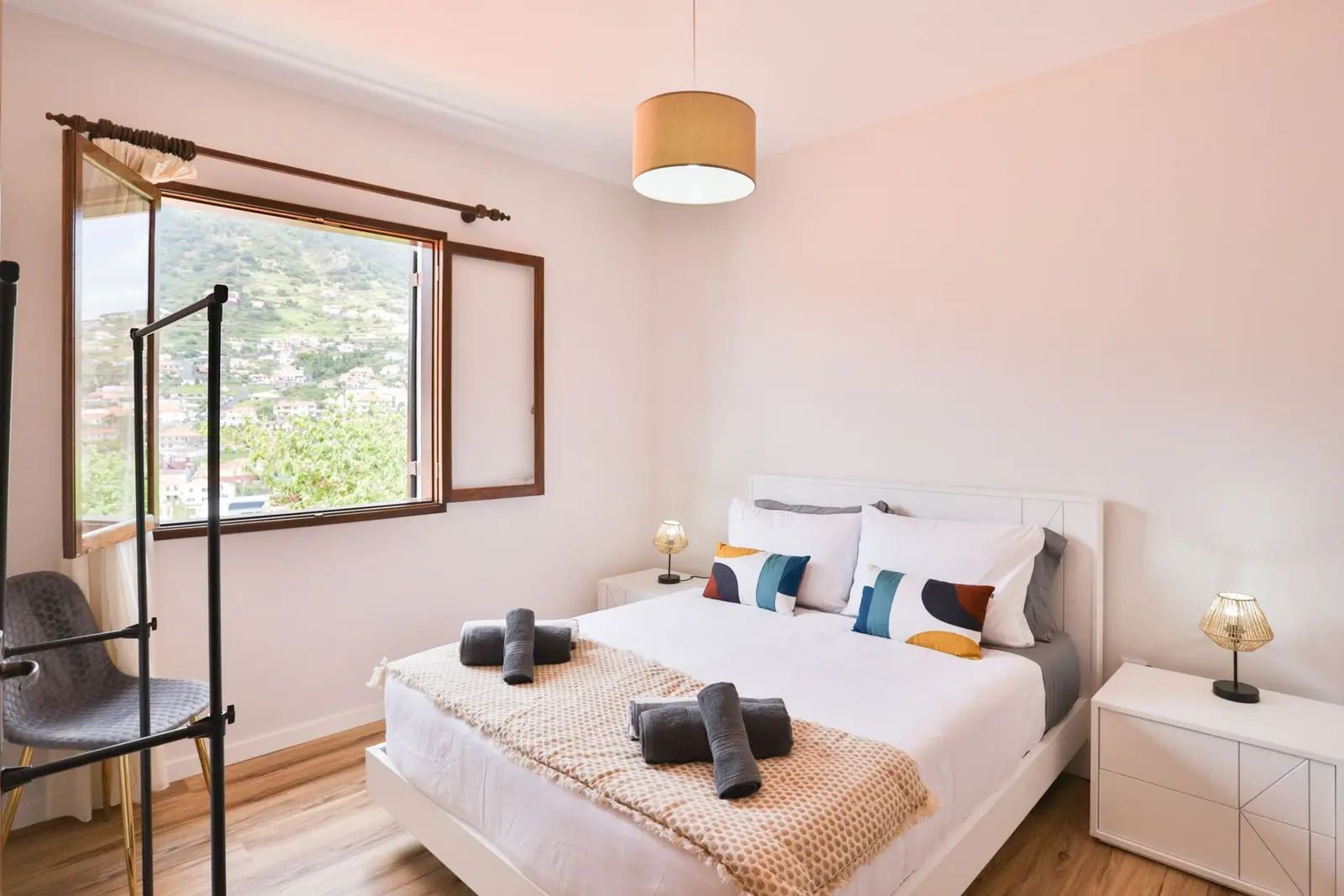 Quarto duplo com janela para a serra