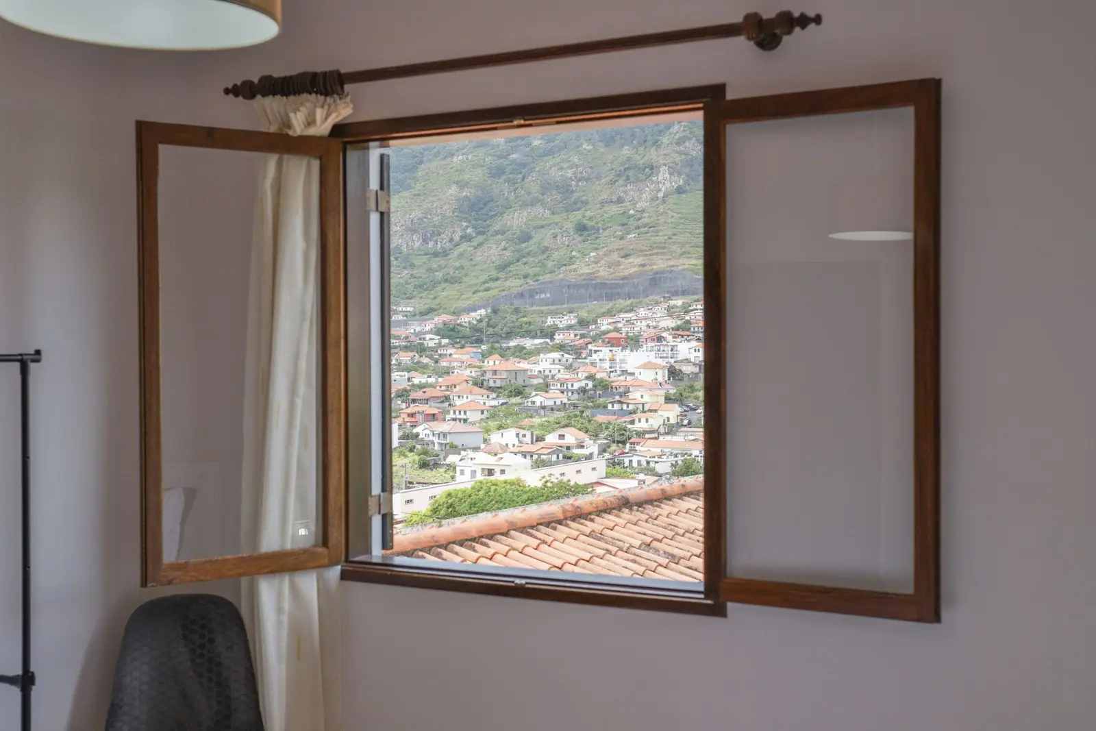 Janela do quarto com vista para Machico