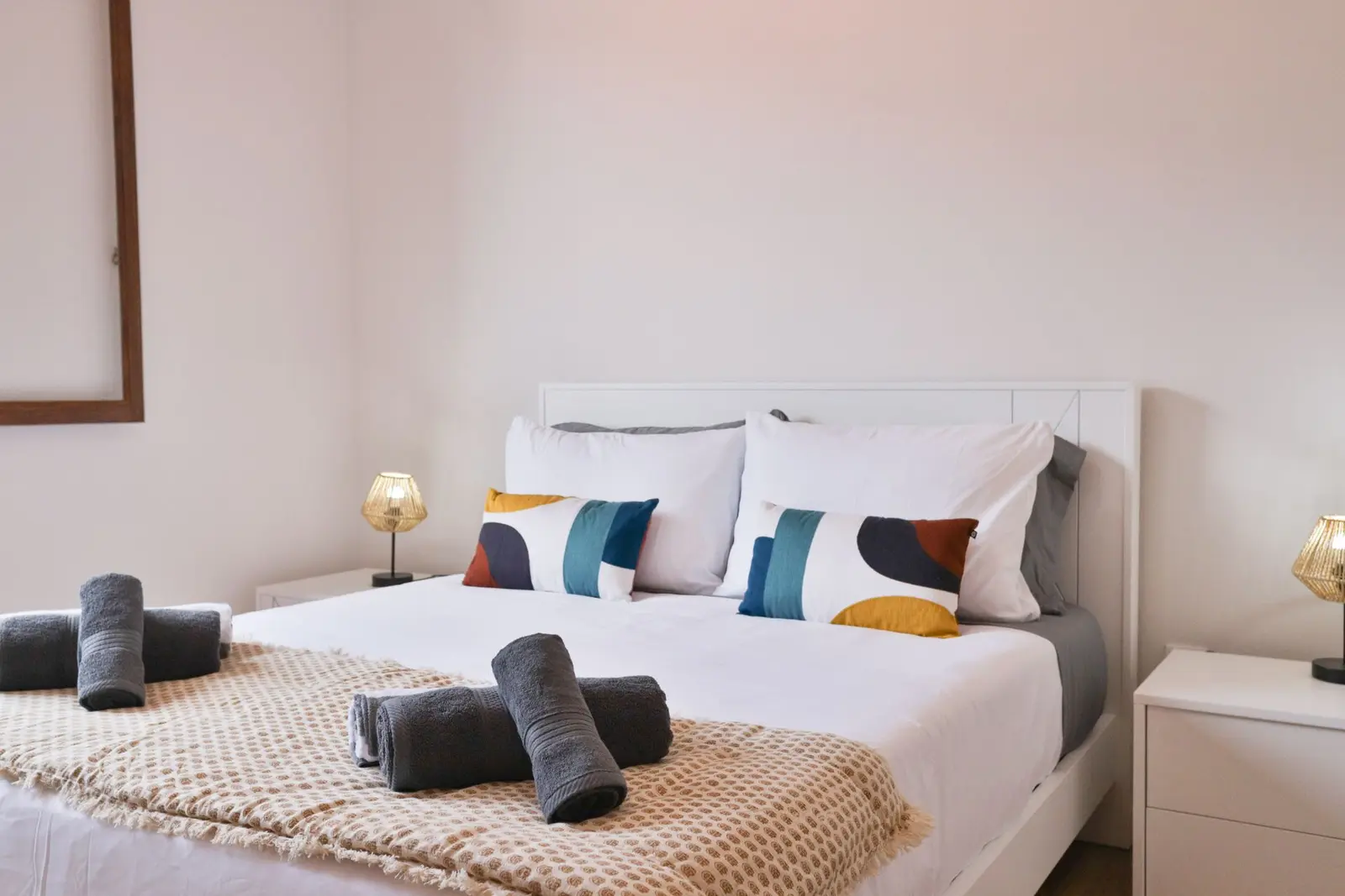 Quarto duplo com almofadas coloridas