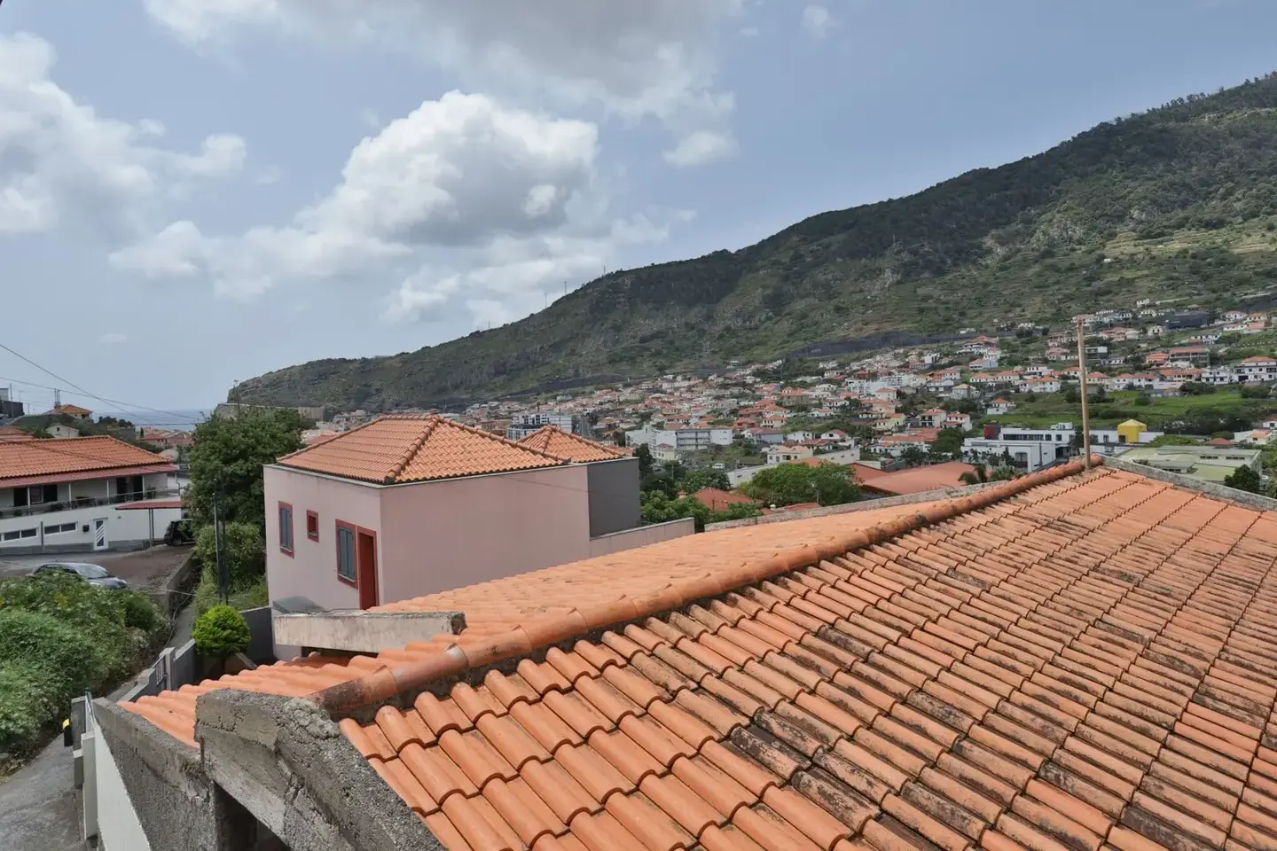 Vista sobre os telhados e a baía de Machico